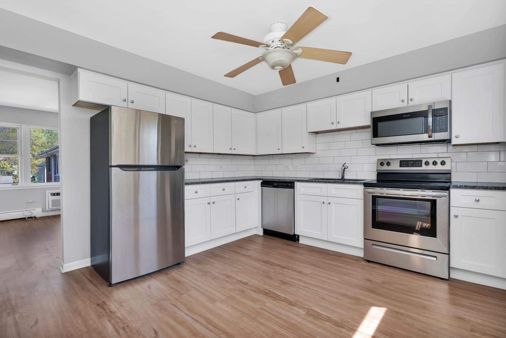 La Grange Apartment: 34-42 S. Waiola Ave.