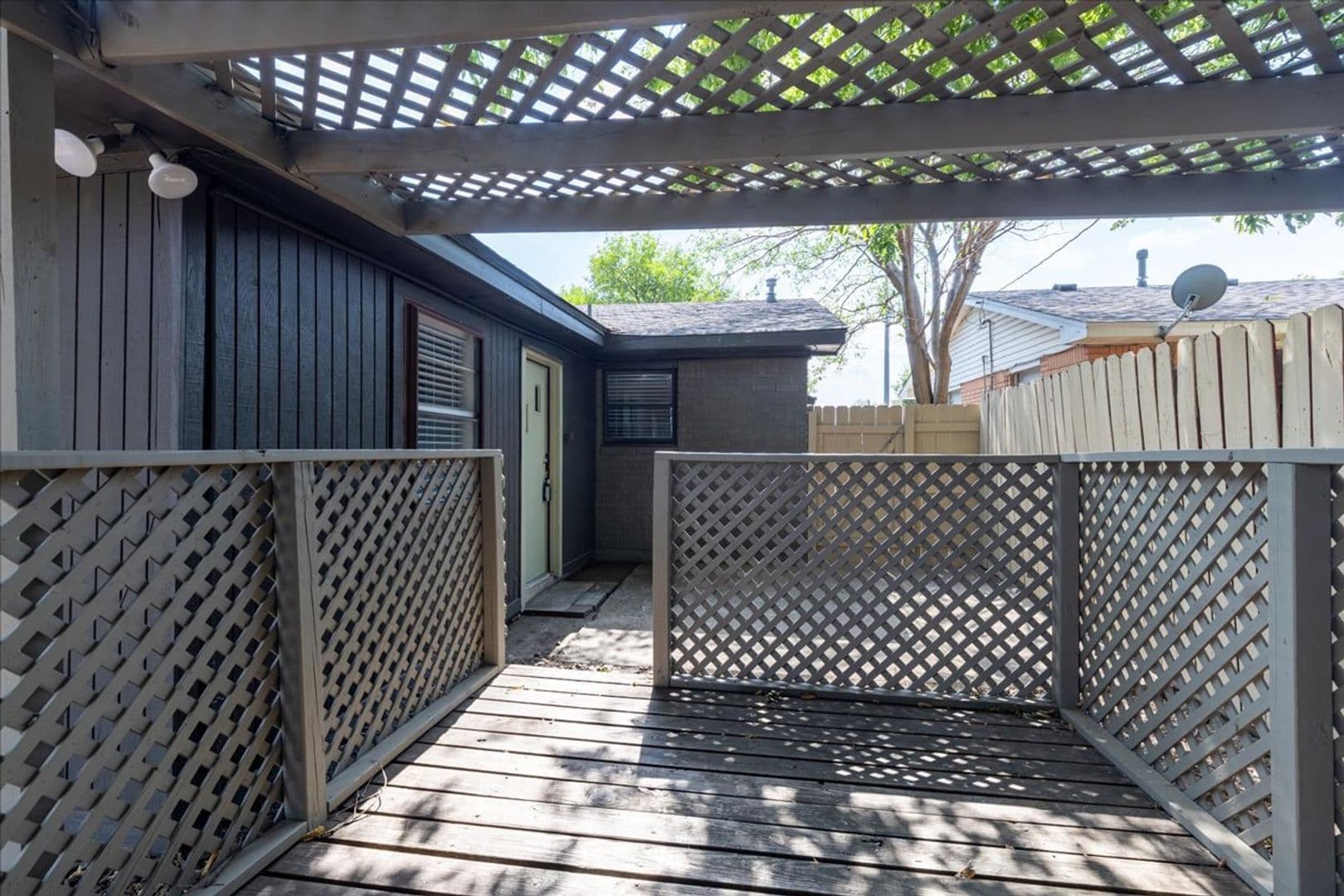 Lawton House: 118 NE Angus St