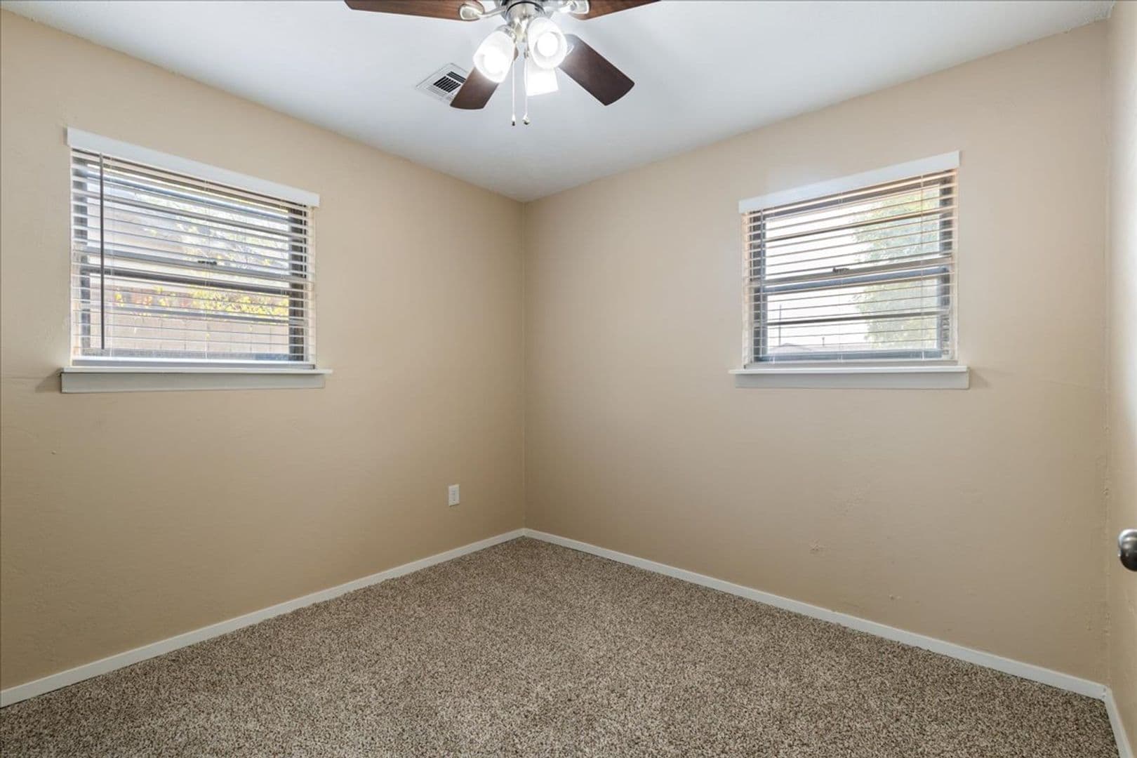 Lawton House: 118 NE Angus St