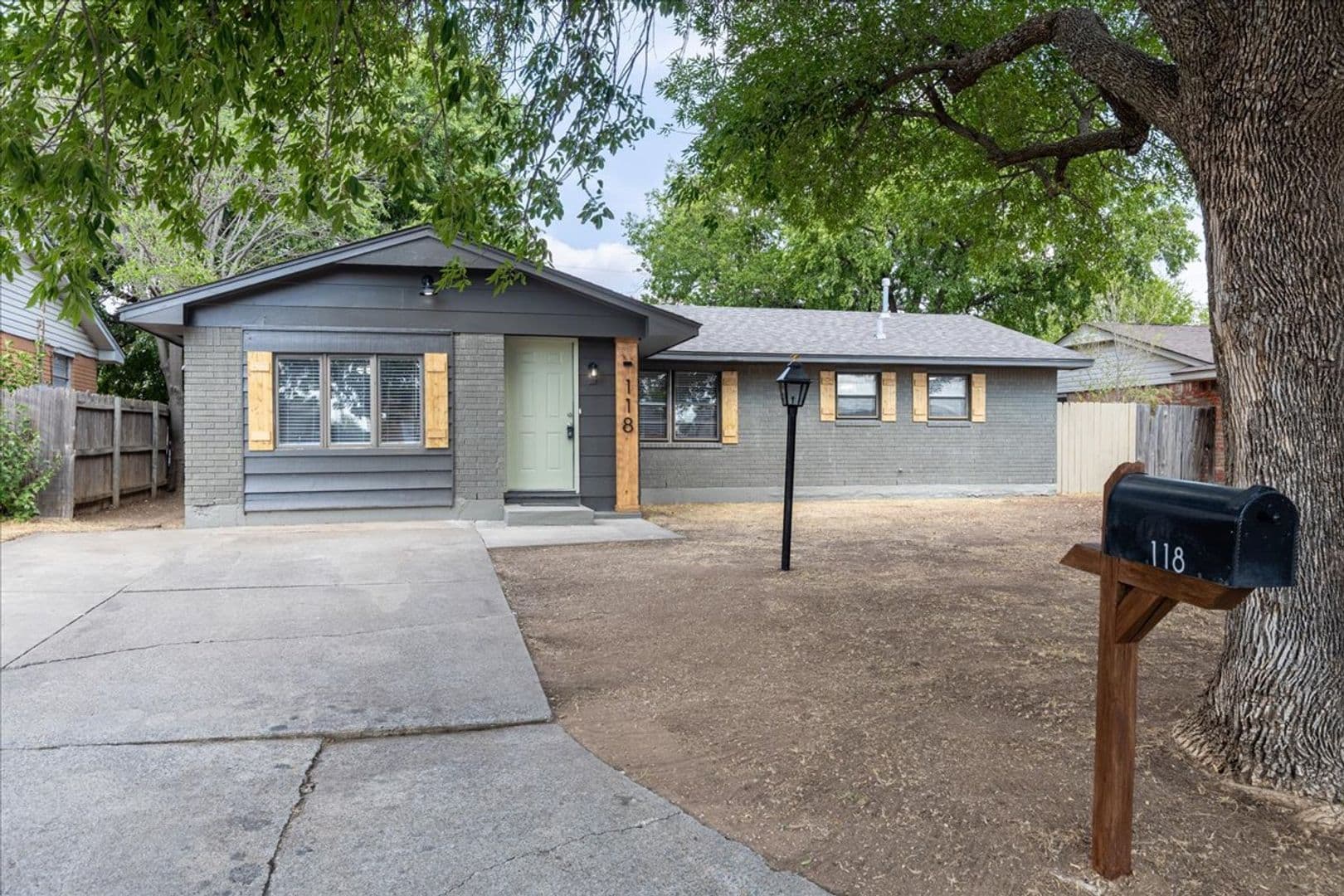 Lawton House: 118 NE Angus St