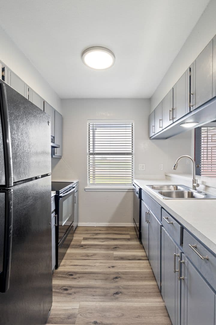 Lawton Apartment: 4009 NW Ozmun Ave - 4009-C10