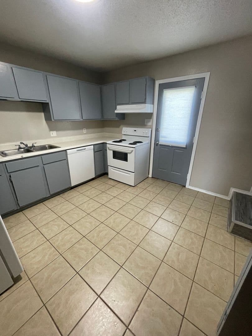 Lawton Apartment: 2811 NW 46th St - 2811-B