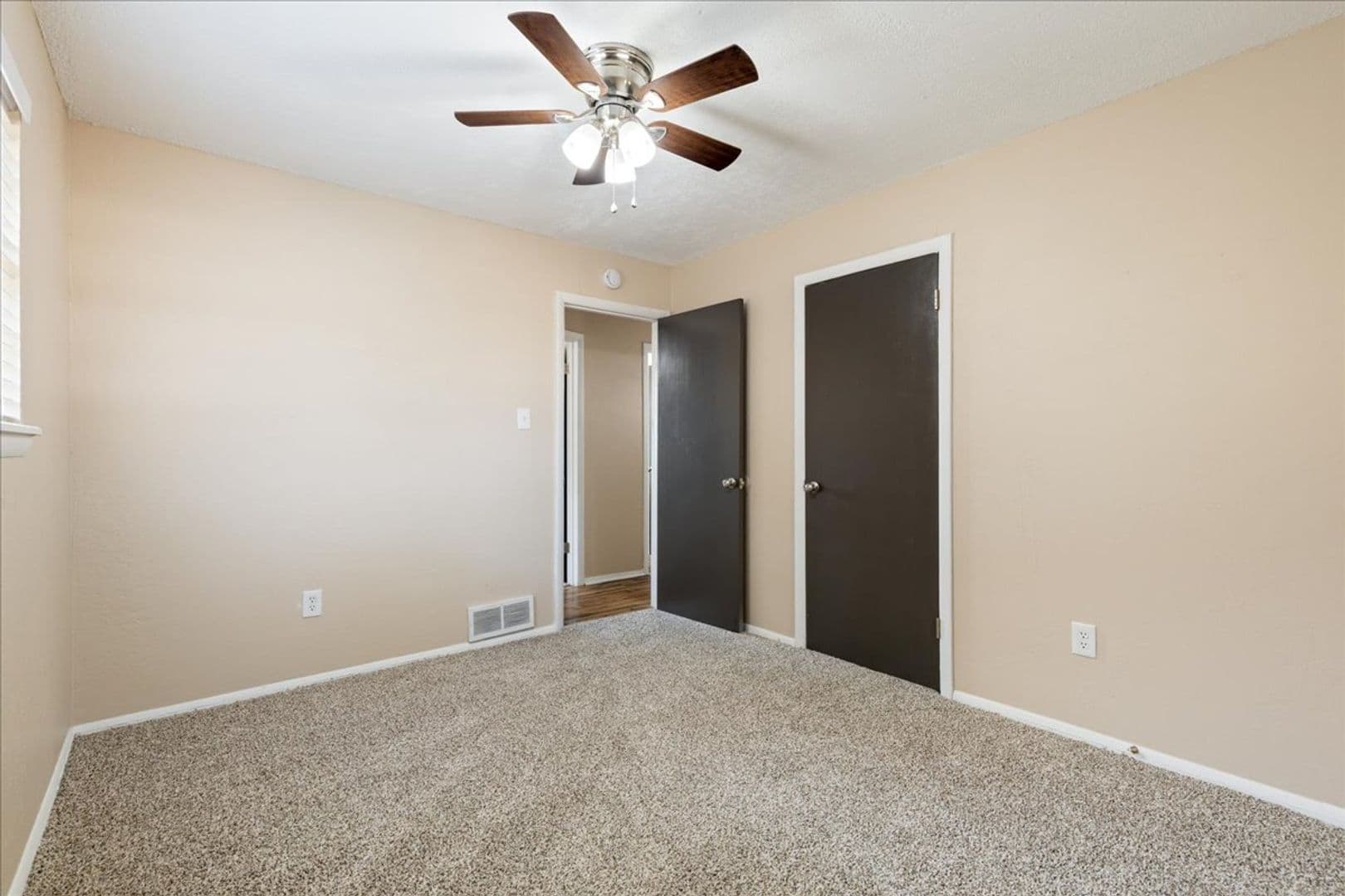 Lawton House: 118 NE Angus St