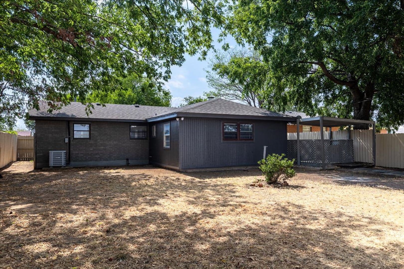 Lawton House: 118 NE Angus St
