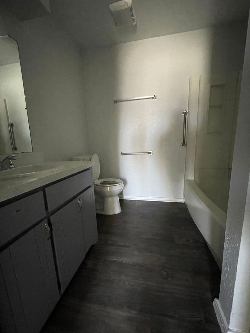 Lawton Apartment: 4005 NW Ozmun Ave - 4005-B9