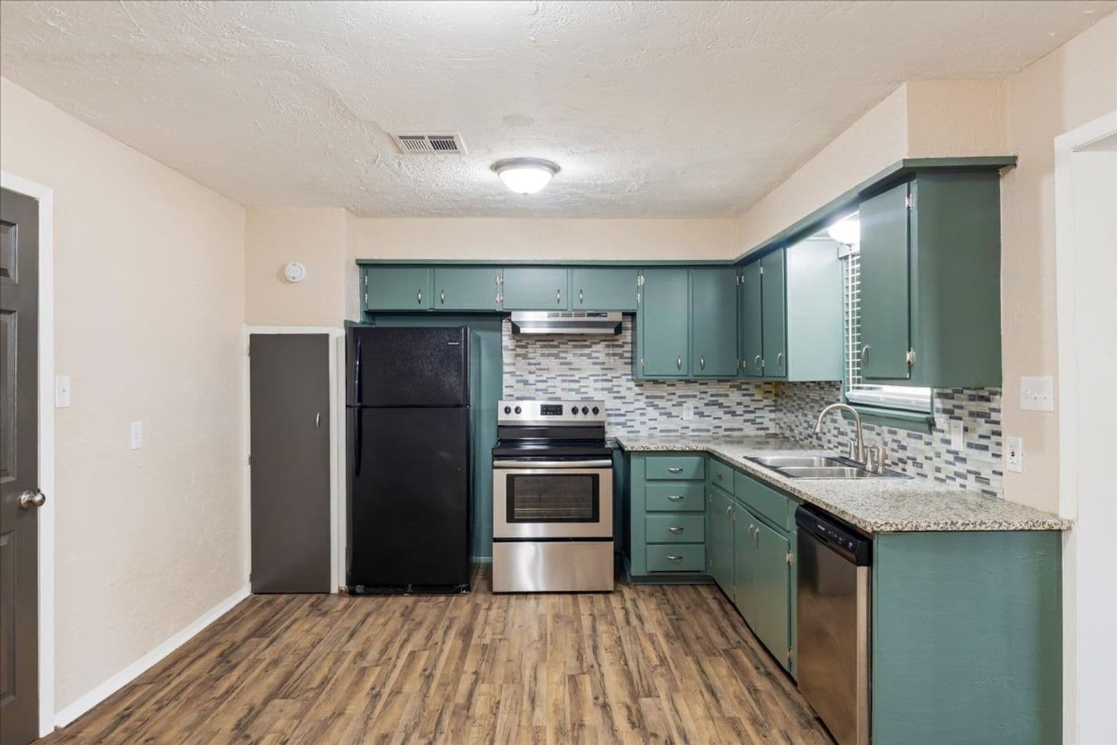 Lawton House: 118 NE Angus St
