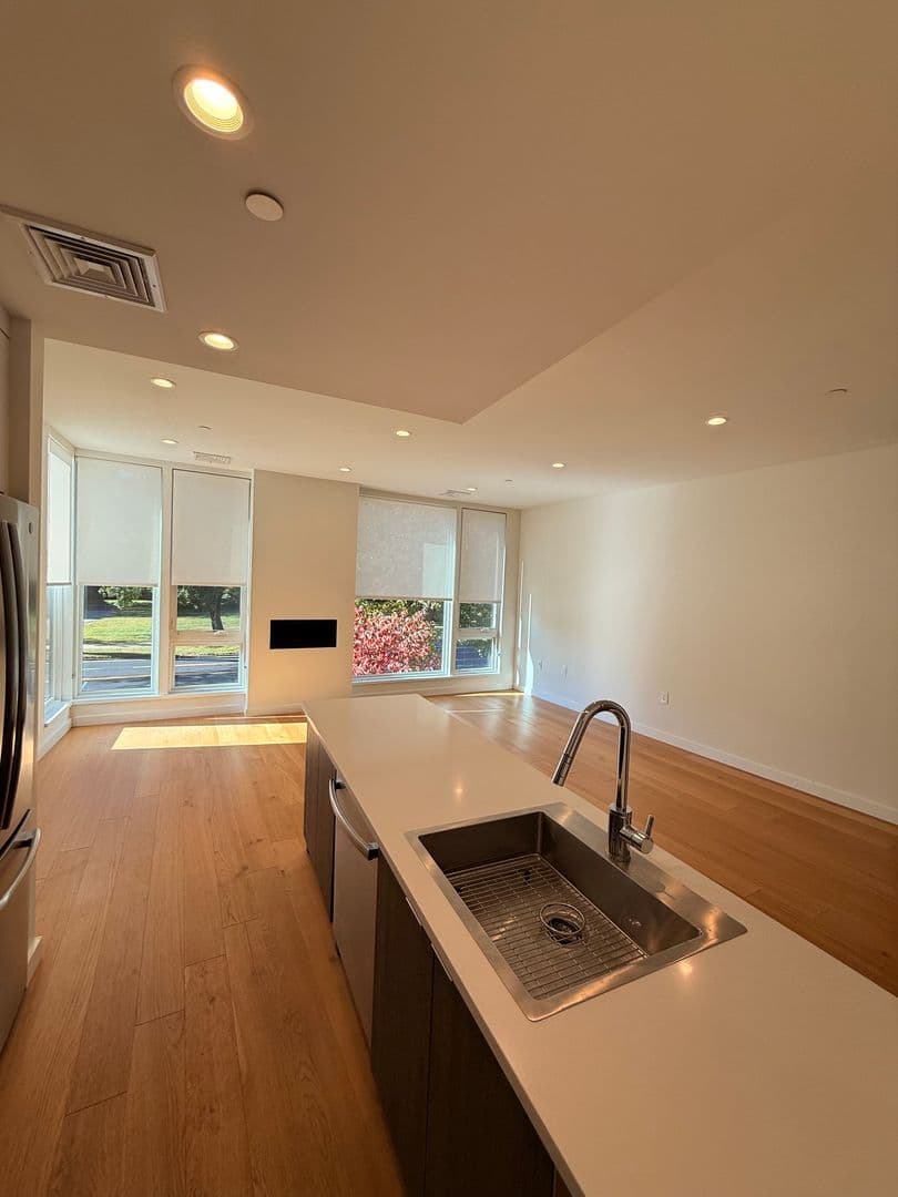 New Haven Apartment: 703 Whitney Avenue