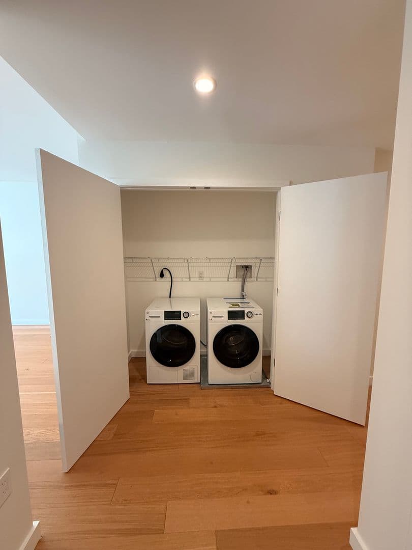 New Haven Apartment: 703 Whitney Avenue