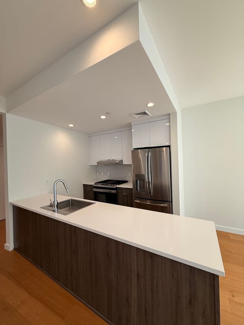 New Haven Apartment: 703 Whitney Avenue