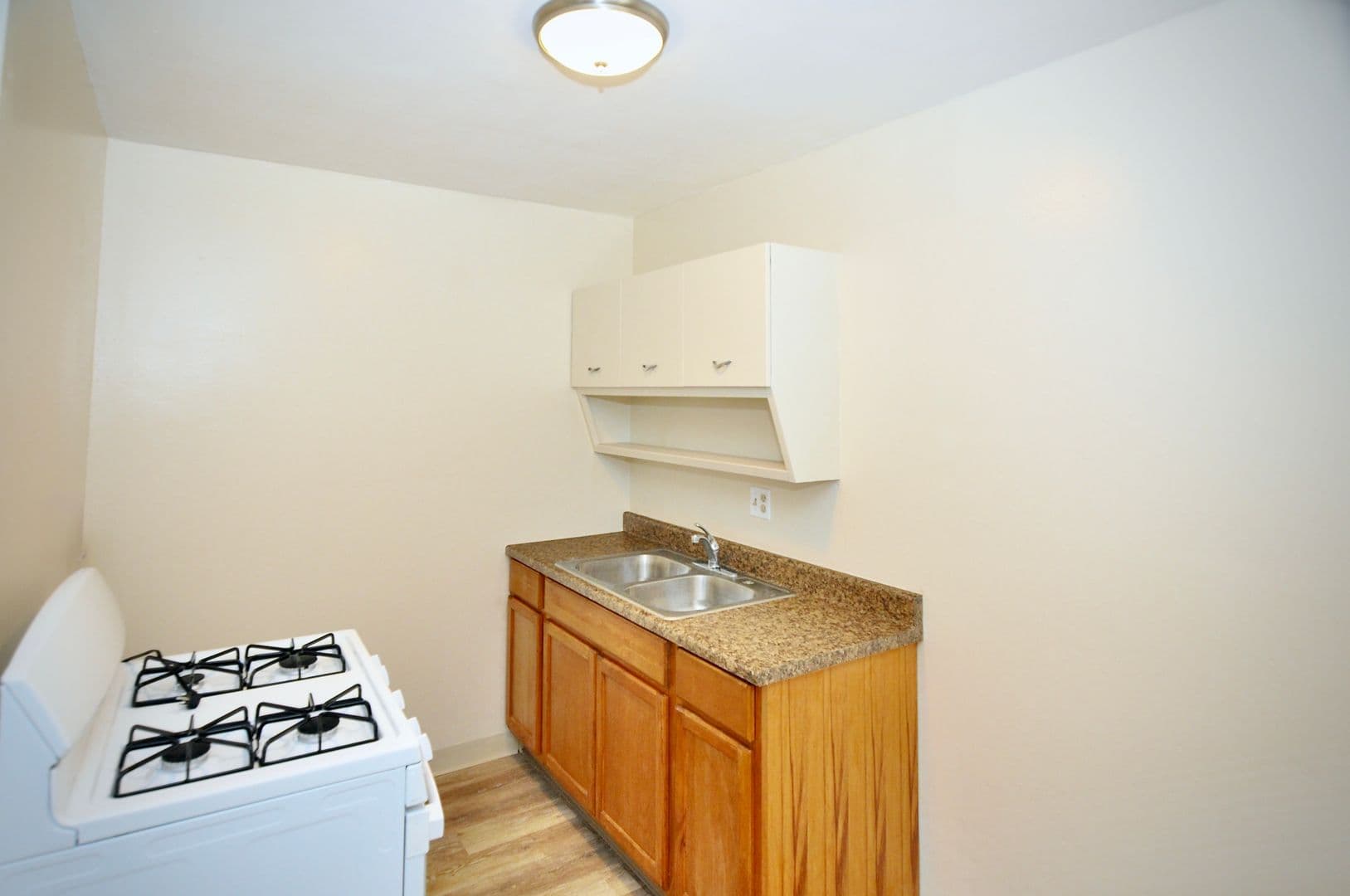 Lakeside Apartment: 11665 Woodside Ave.