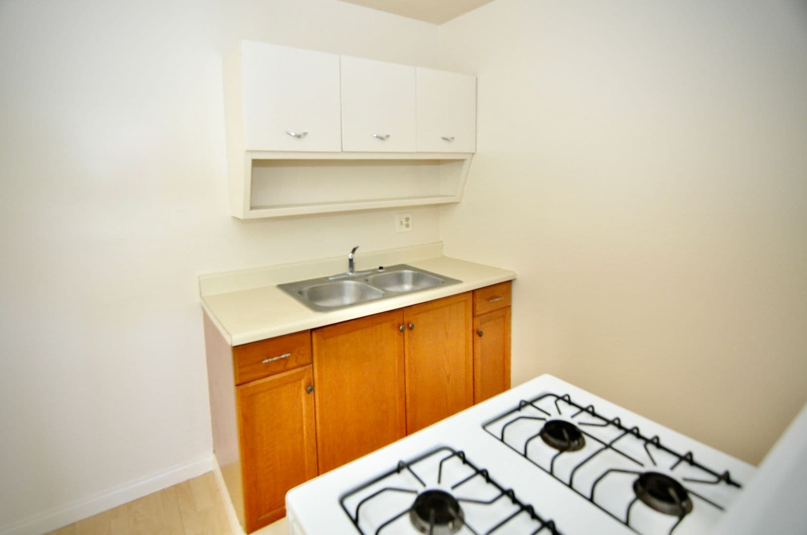 Lakeside Apartment: 11665 Woodside Ave.