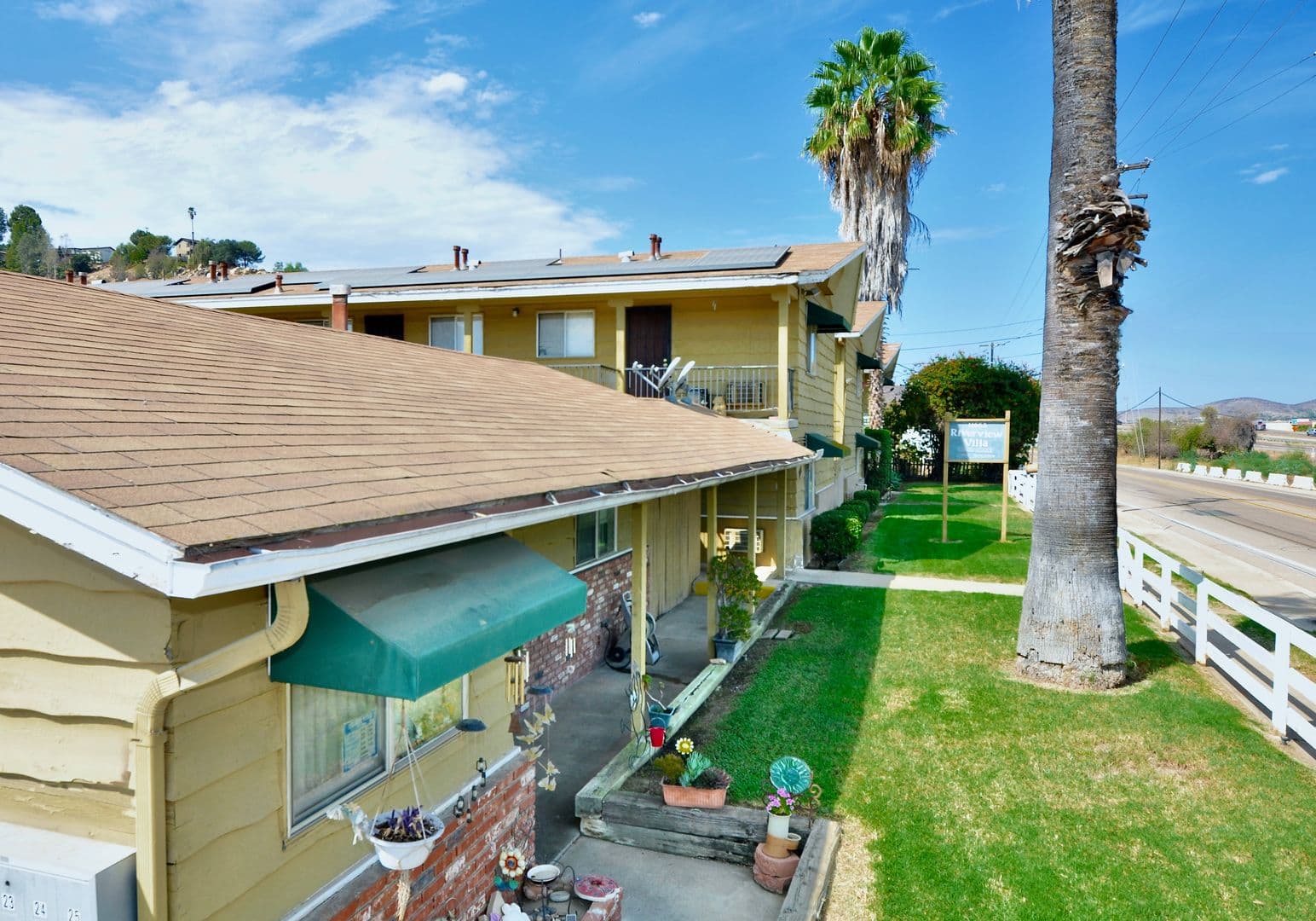 Lakeside Apartment: 11665 Woodside Ave.