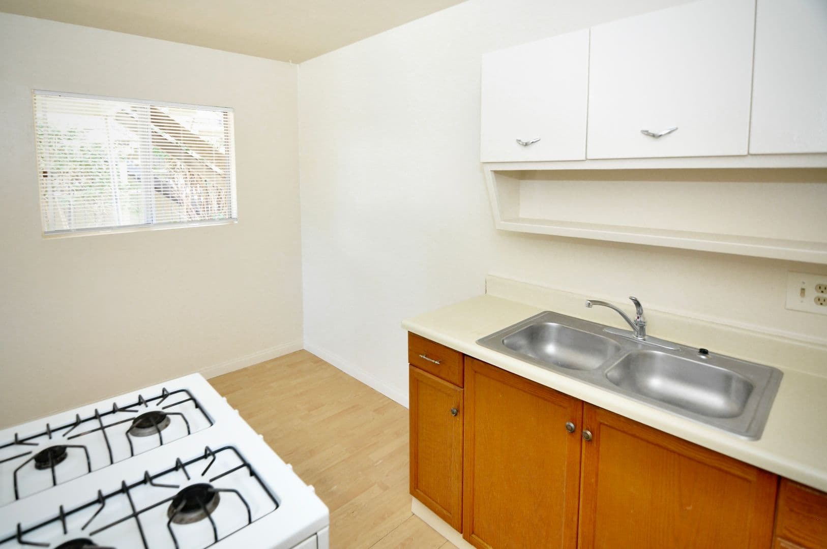 Lakeside Apartment: 11665 Woodside Ave.