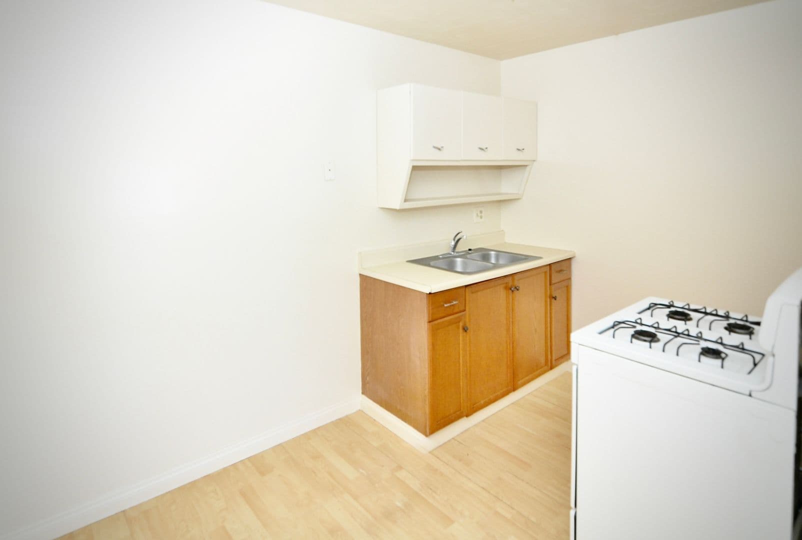 Lakeside Apartment: 11665 Woodside Ave.