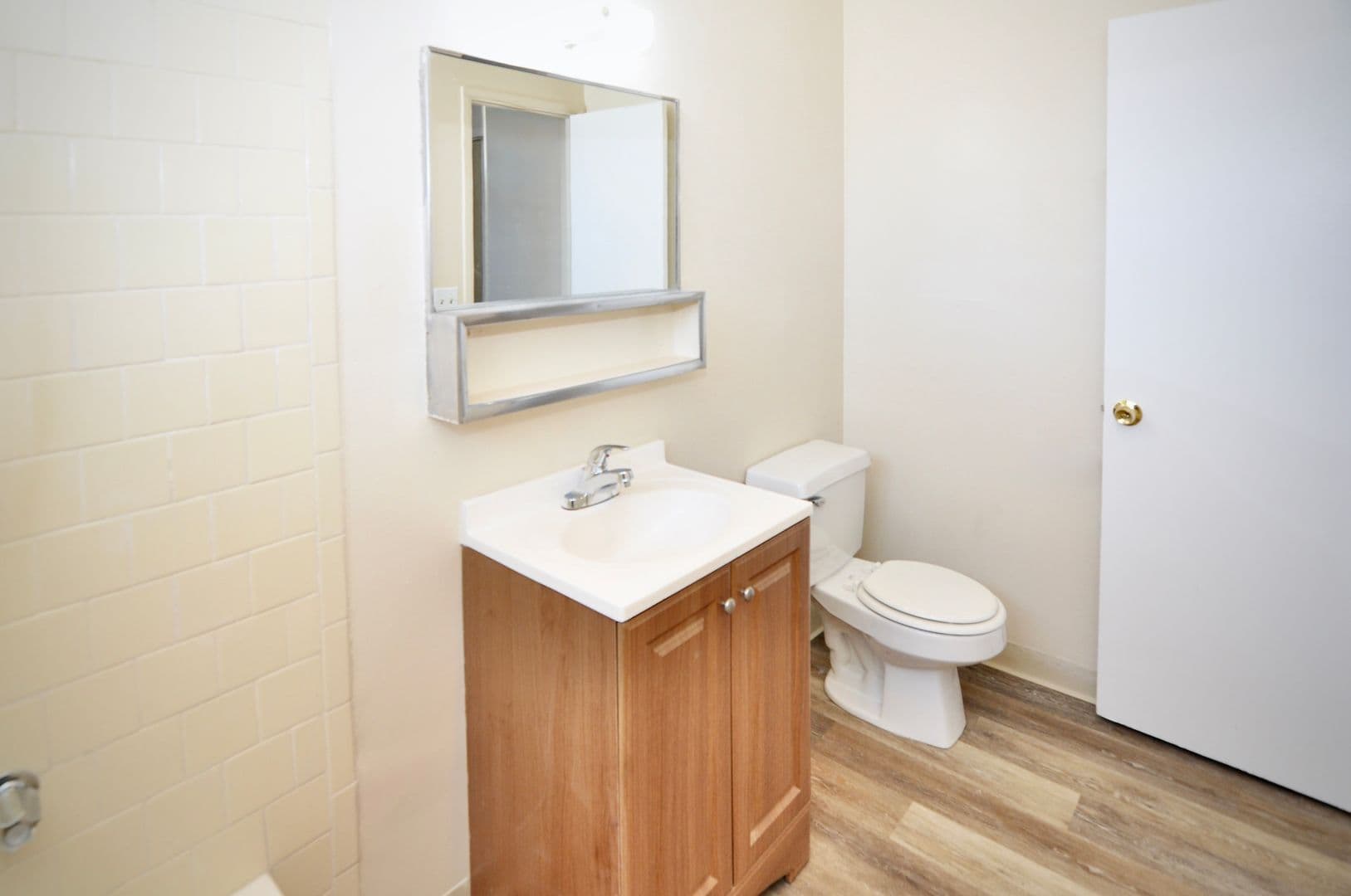 Lakeside Apartment: 11665 Woodside Ave.