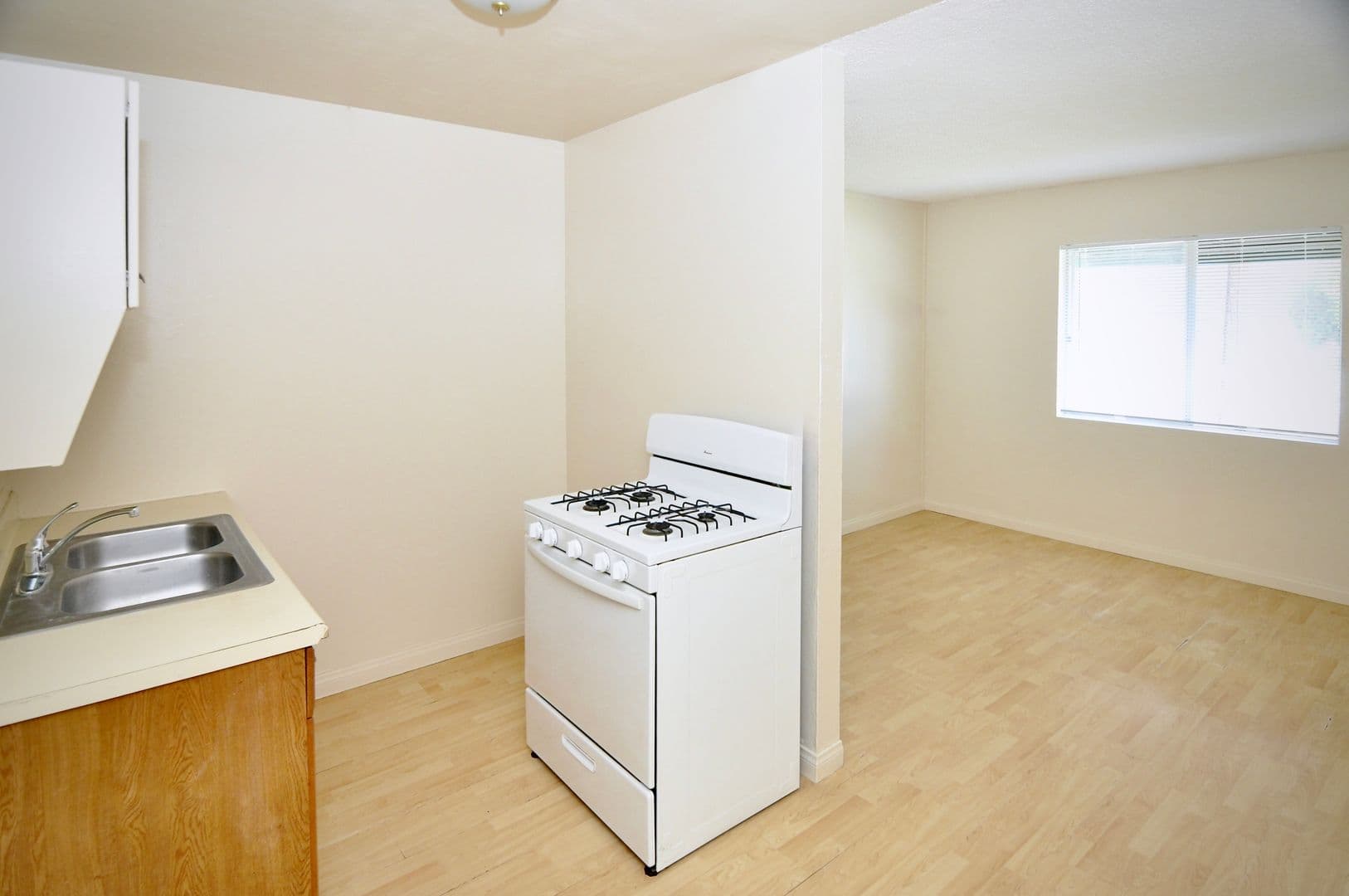 Lakeside Apartment: 11665 Woodside Ave.