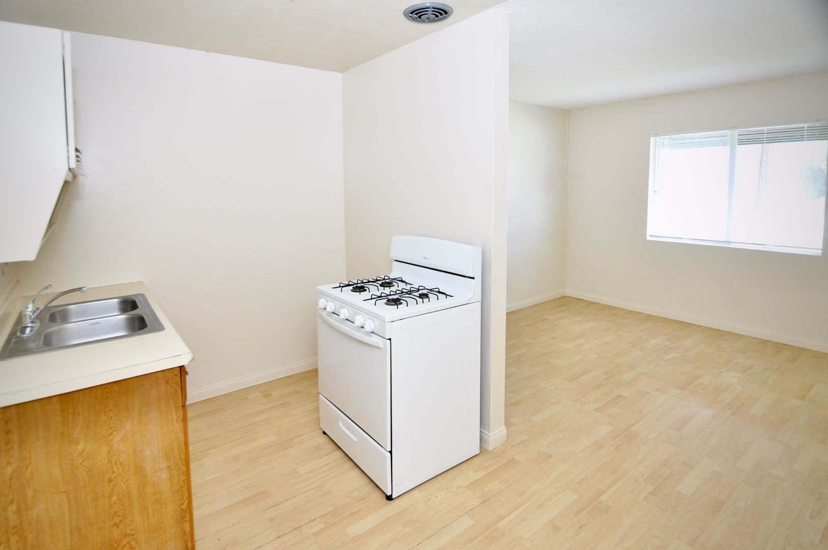 Lakeside Apartment: 11665 Woodside Ave.