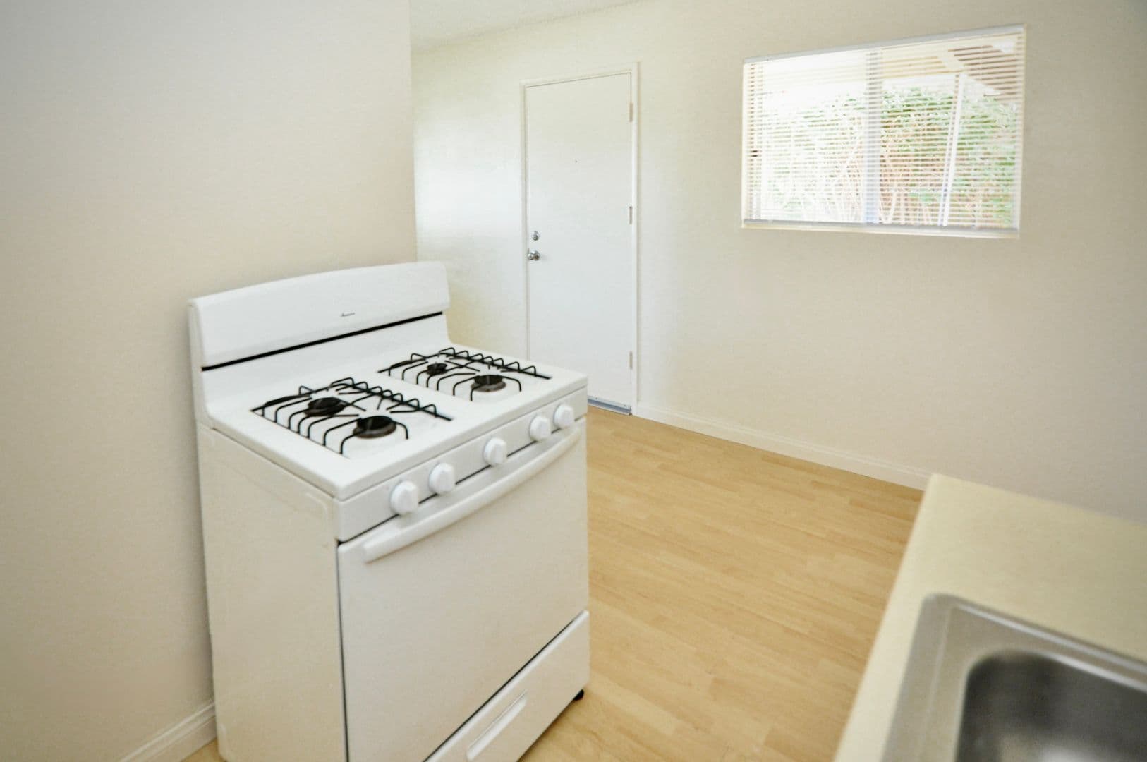 Lakeside Apartment: 11665 Woodside Ave.