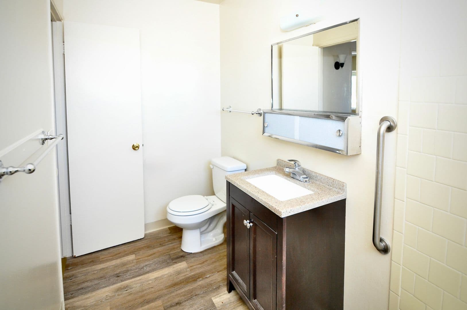 Lakeside Apartment: 11665 Woodside Ave.