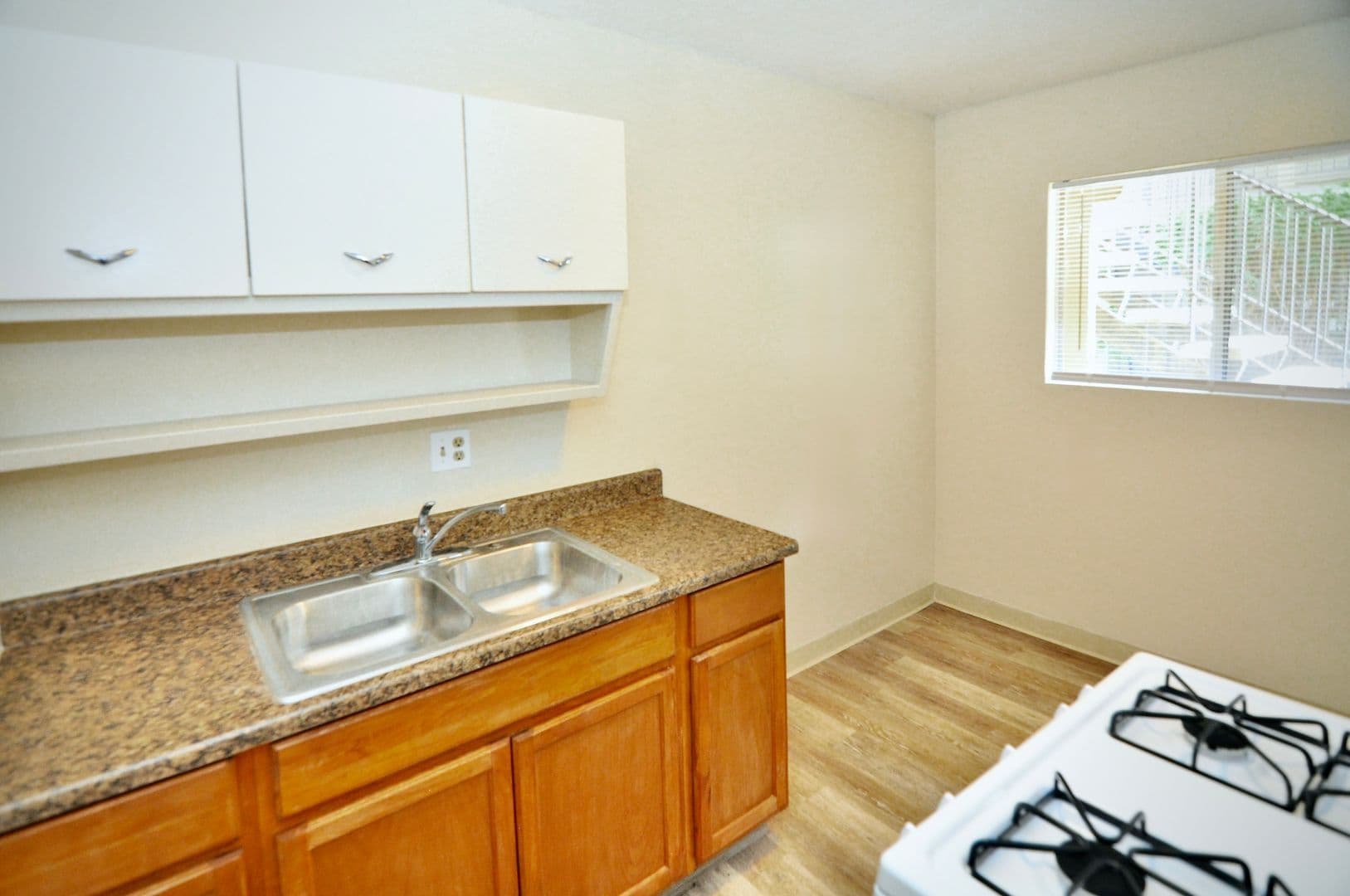 Lakeside Apartment: 11665 Woodside Ave.