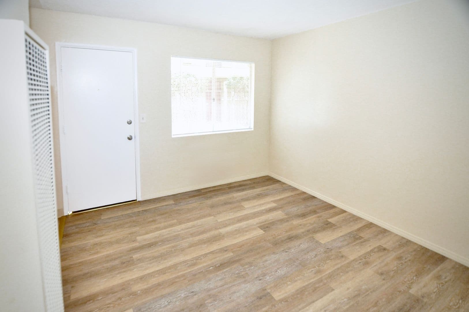 Lakeside Apartment: 11665 Woodside Ave.