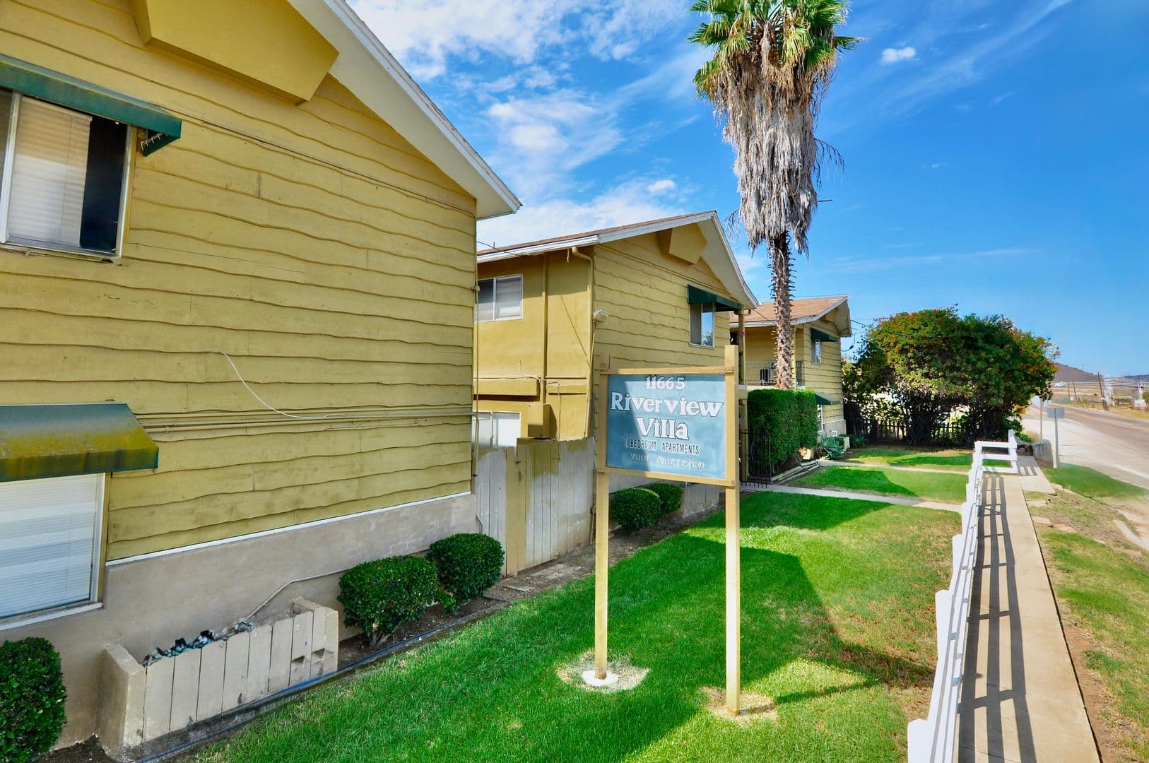 Lakeside Apartment: 11665 Woodside Ave.