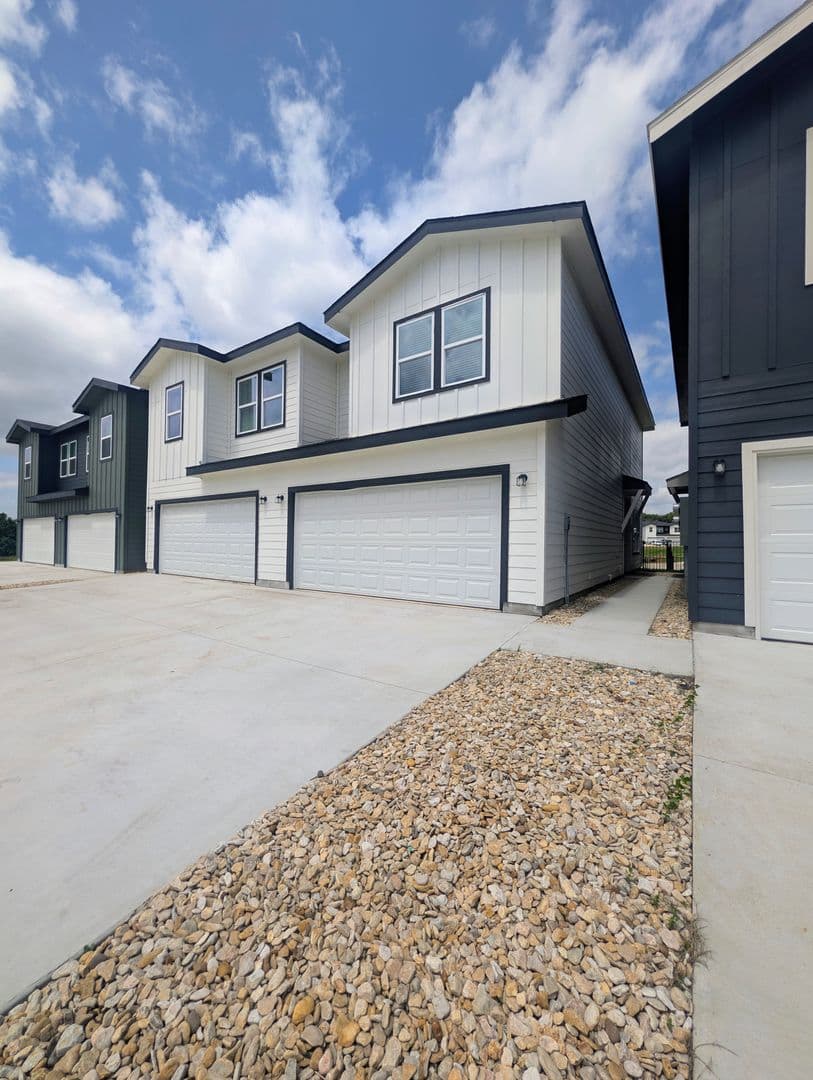 Burleson House: 3501 E Renfro #422