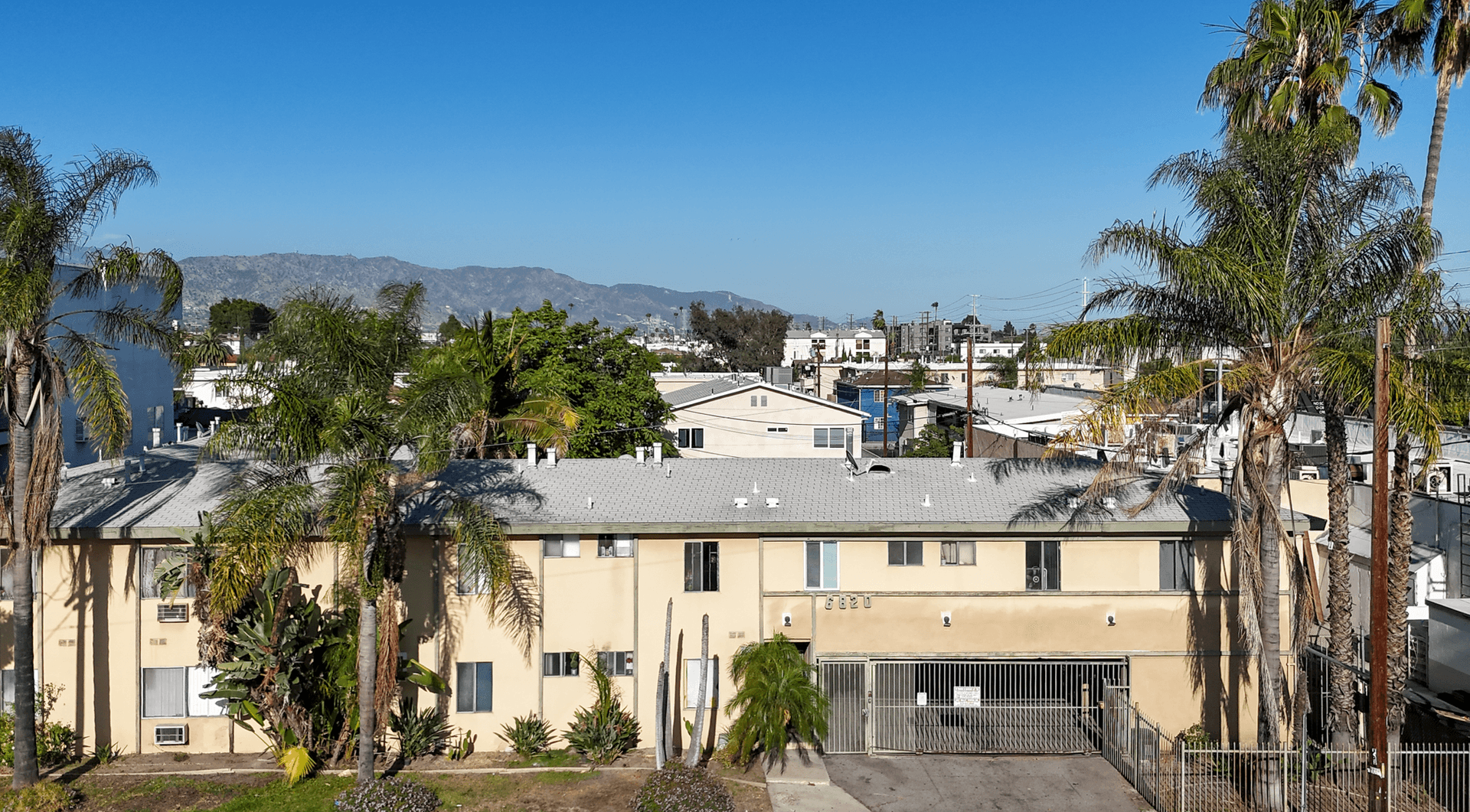 Los Angeles Apartment: 6820 Laurel Canyon Blvd