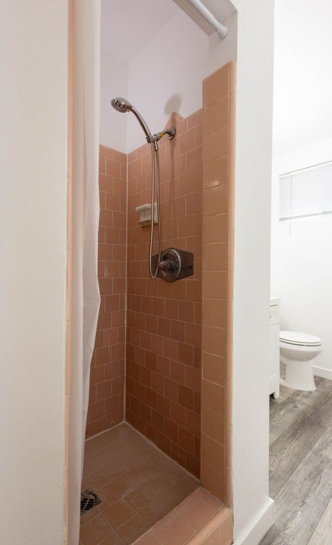 Los Angeles Apartment: 6820 Laurel Canyon Blvd