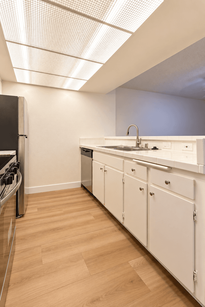Los Angeles Apartment: 4646 Los Feliz Blvd
