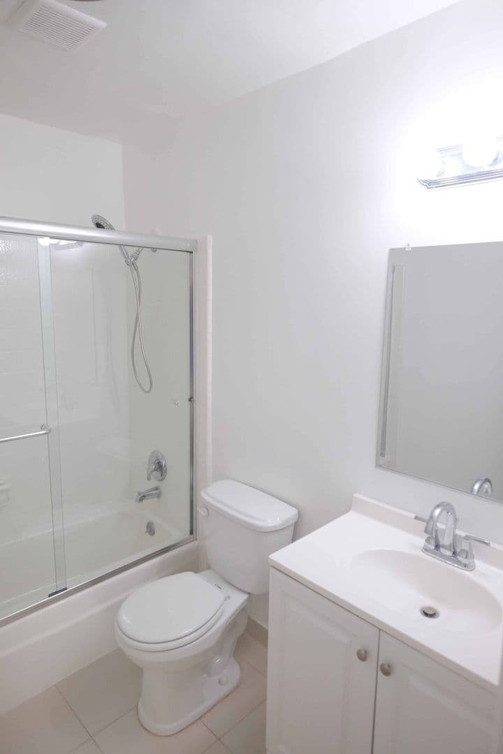 Los Angeles Apartment: 1200 S Wooster St
