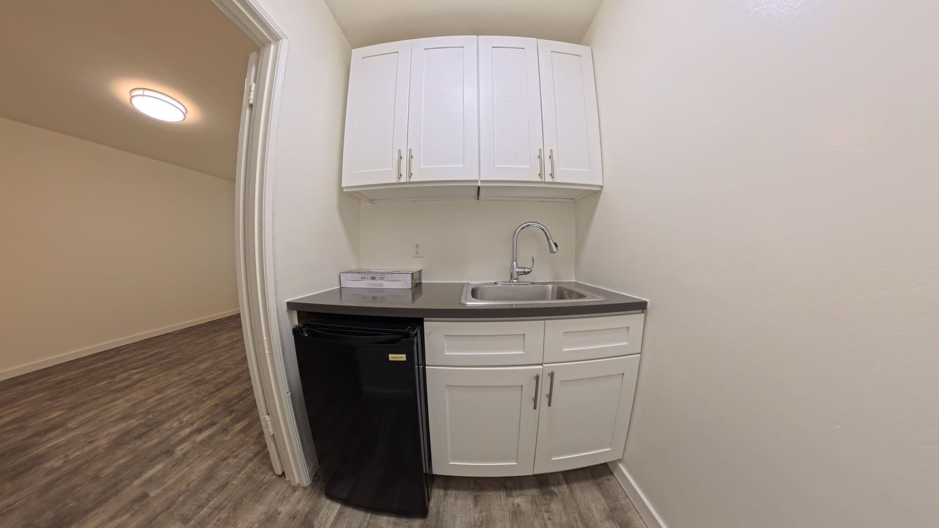 Los Angeles Apartment: 727 South Mansfield