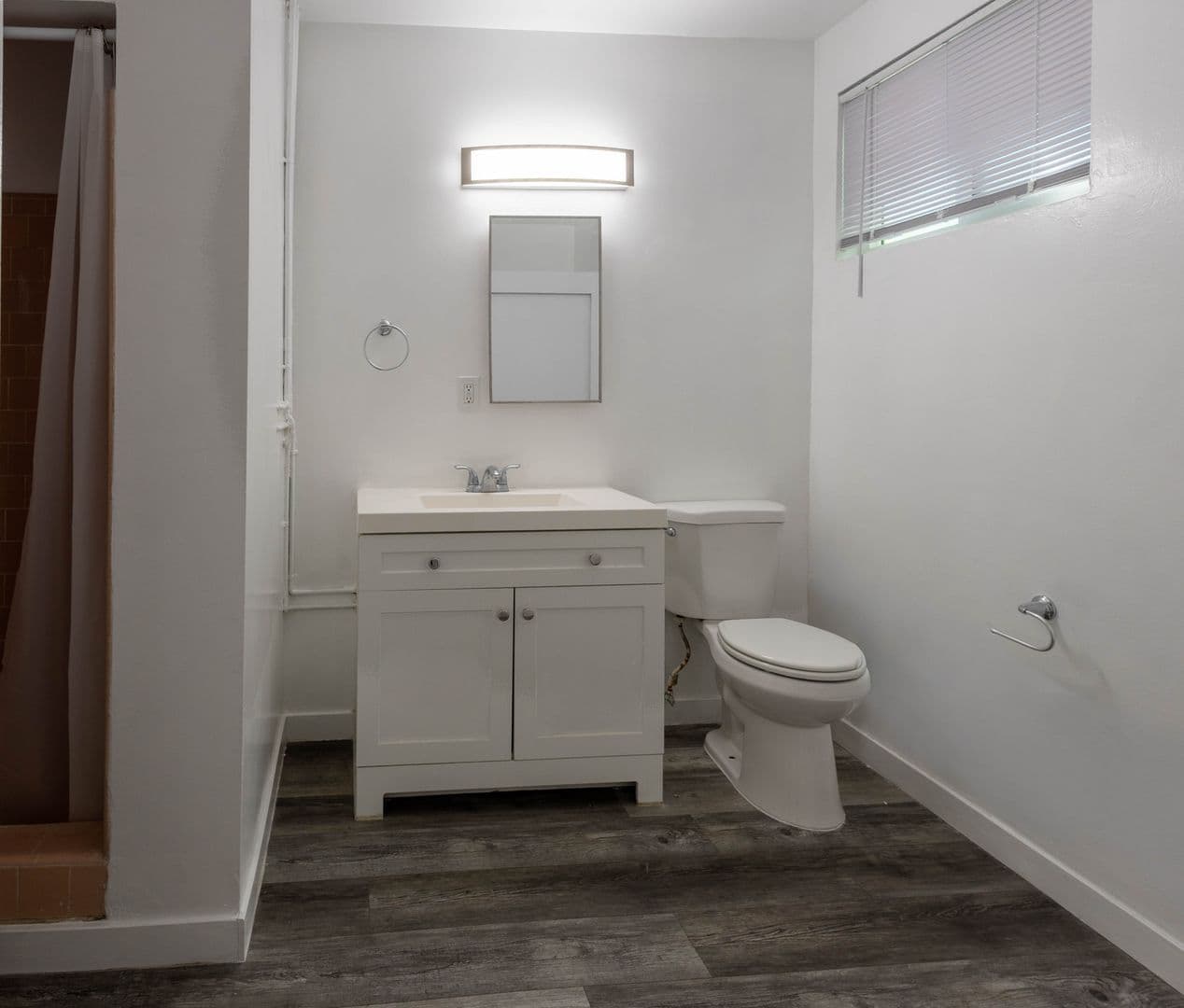 Los Angeles Apartment: 6820 Laurel Canyon Blvd