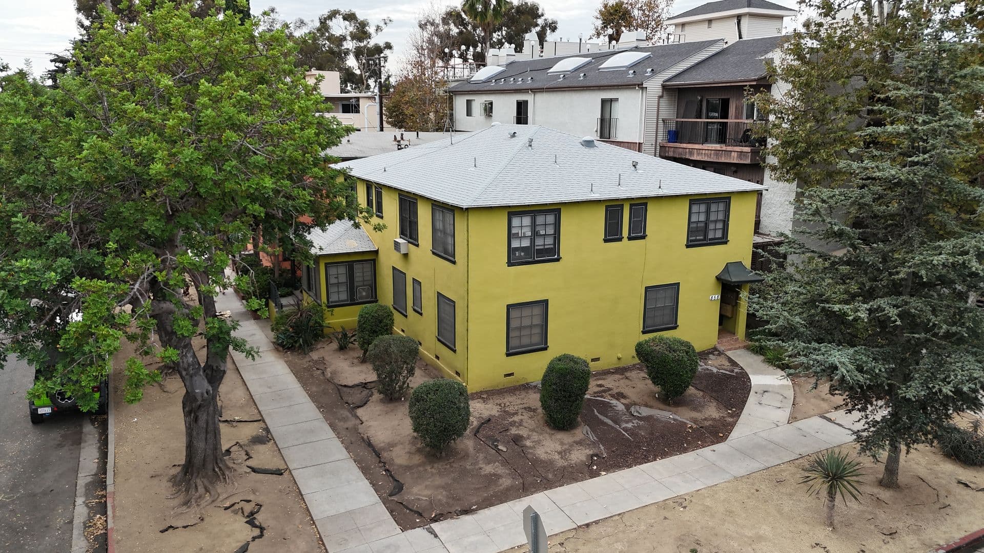 Santa Monica Apartment: 858 Lincoln Blvd