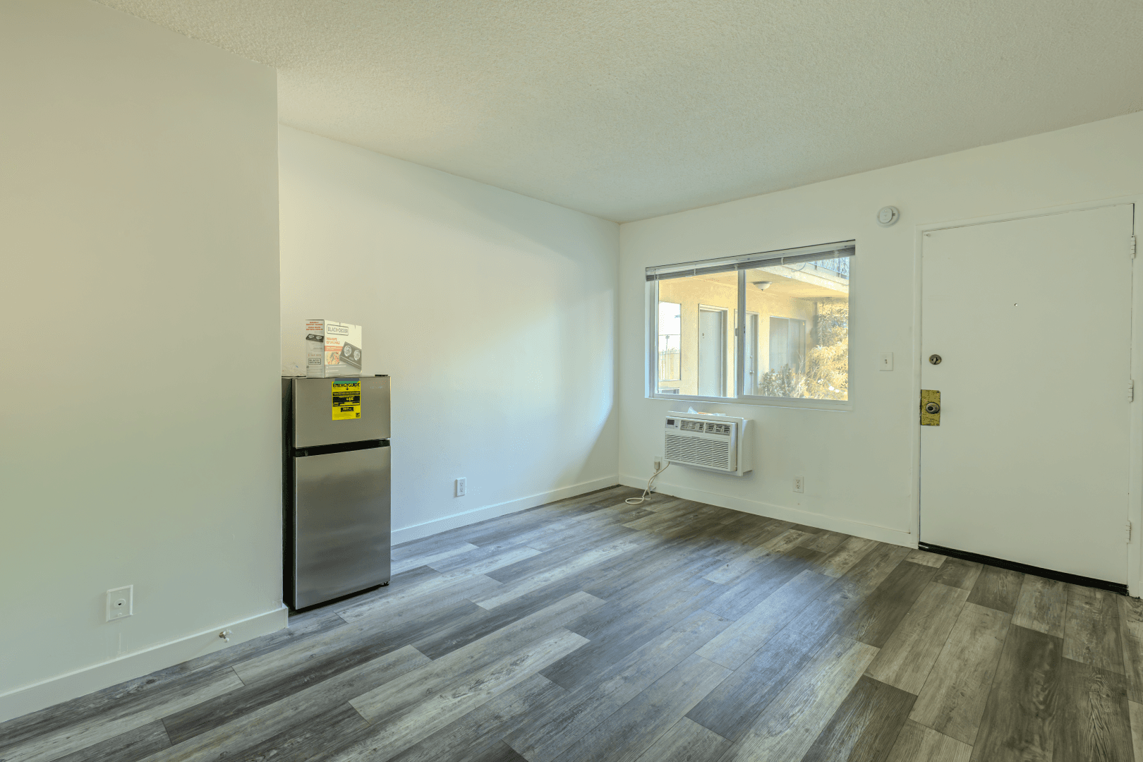 Los Angeles Apartment: 6820 Laurel Canyon Blvd