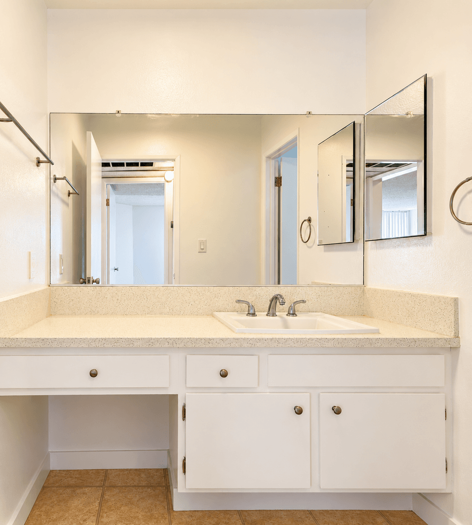 Los Angeles Apartment: 4646 Los Feliz Blvd