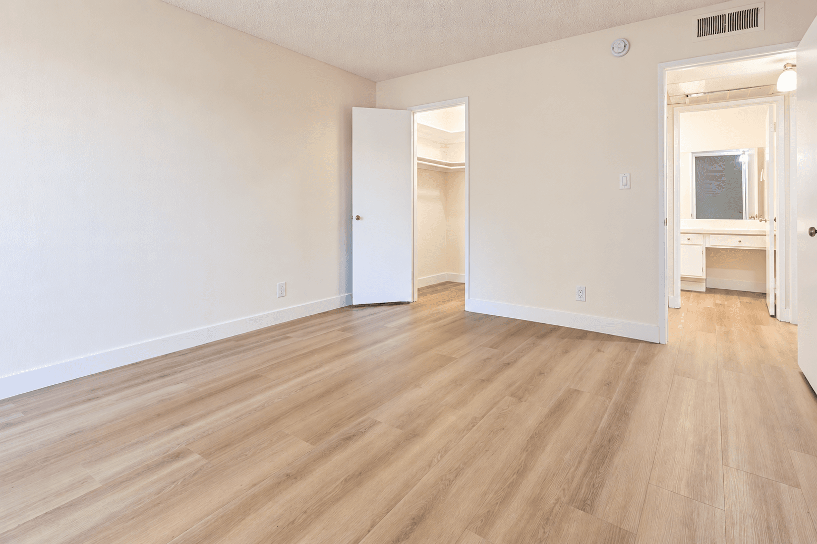 Los Angeles Apartment: 4646 Los Feliz Blvd