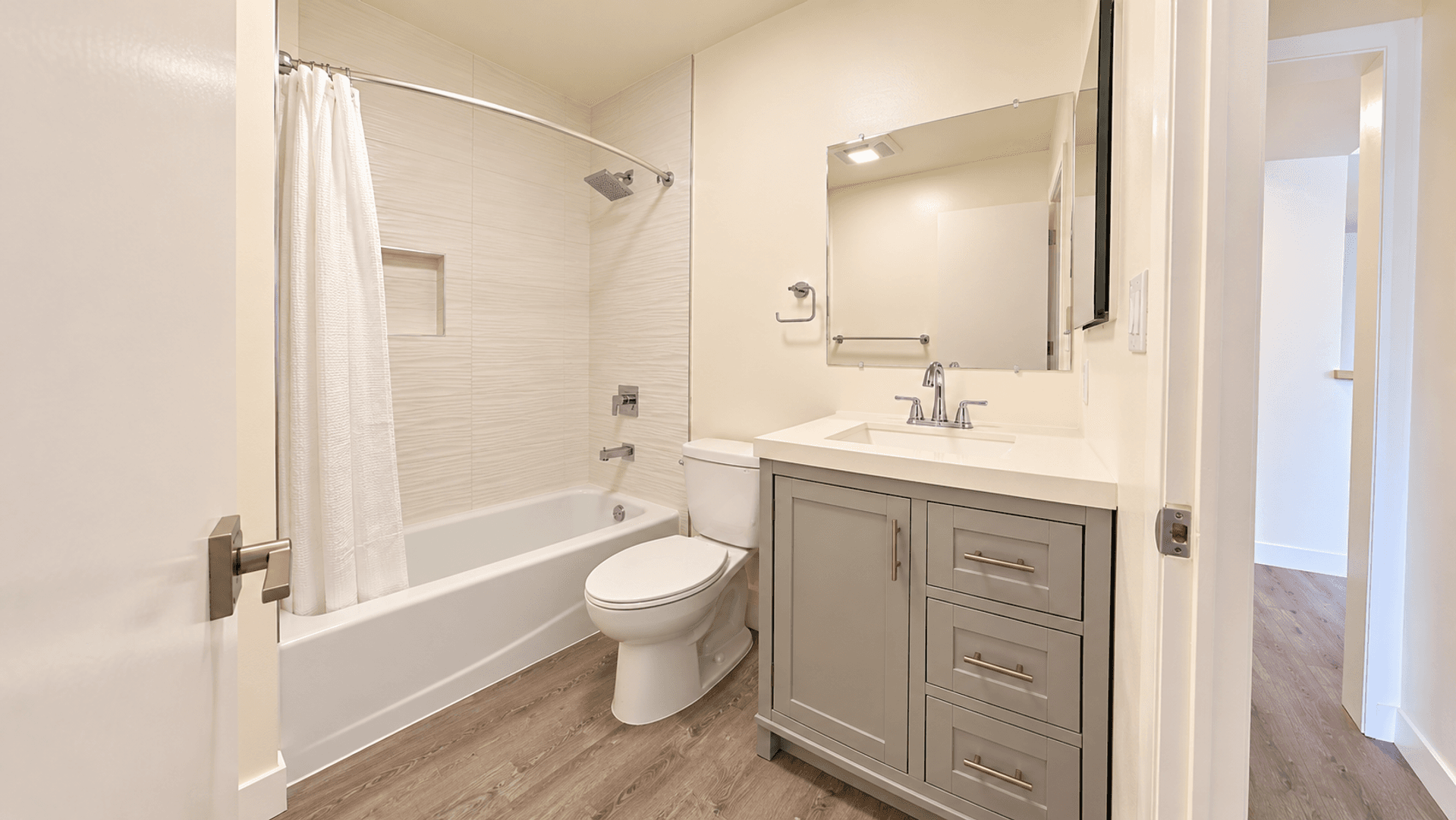 Santa Monica Apartment: 915 3rd Street