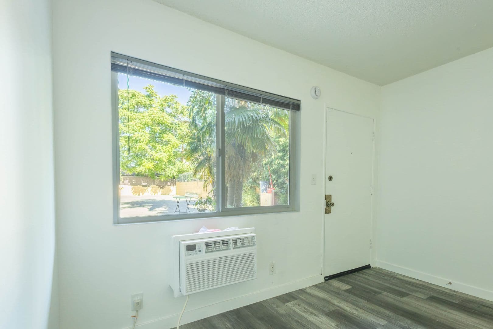 Los Angeles Apartment: 6820 Laurel Canyon Blvd