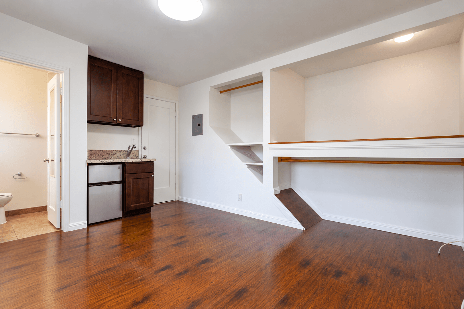 Santa Monica Apartment: 858 Lincoln Blvd