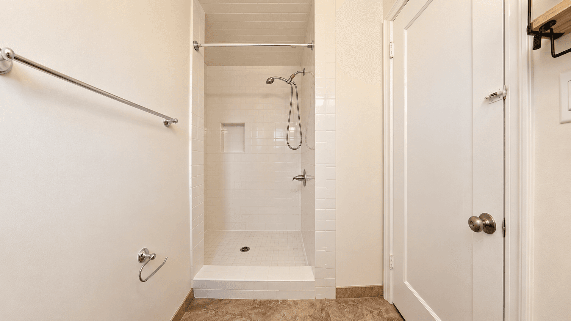 Santa Monica Apartment: 858 Lincoln Blvd