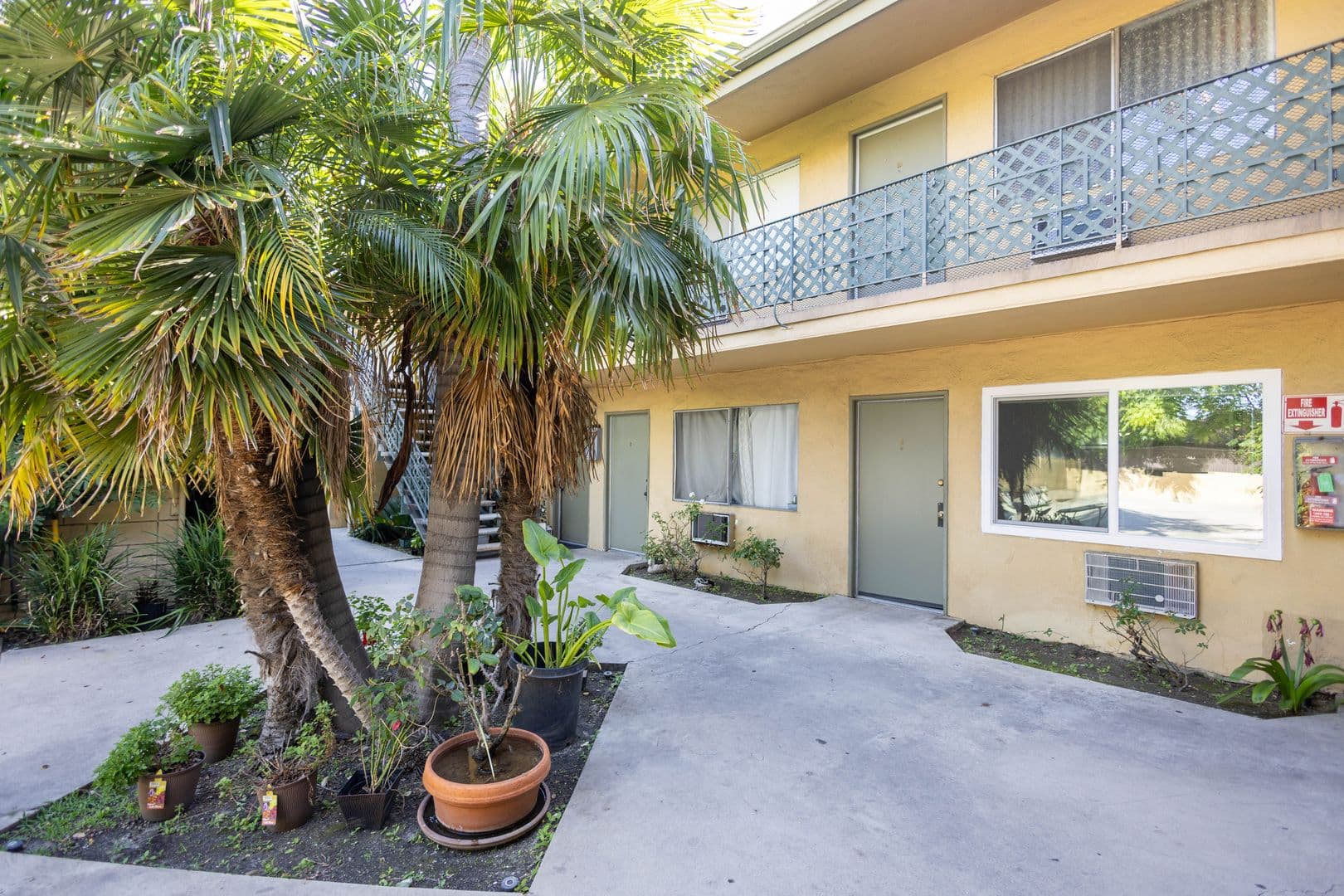 Los Angeles Apartment: 6820 Laurel Canyon Blvd