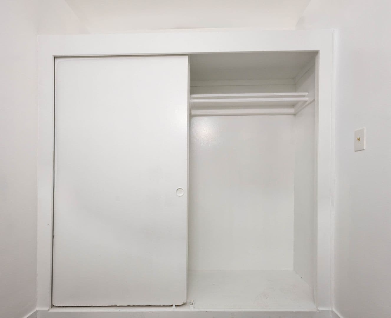 Los Angeles Apartment: 6820 Laurel Canyon Blvd