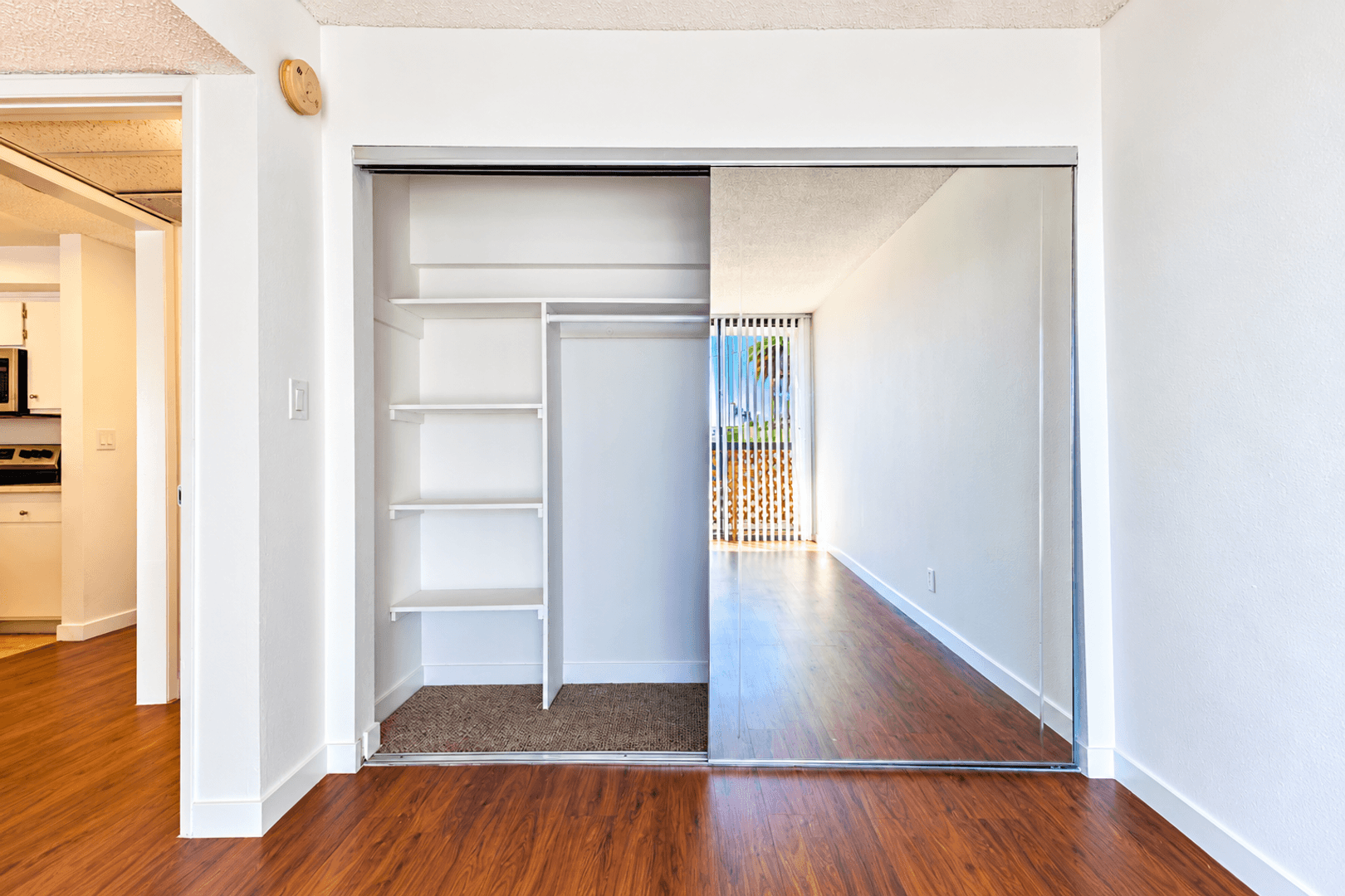 Los Angeles Apartment: 4646 Los Feliz Blvd
