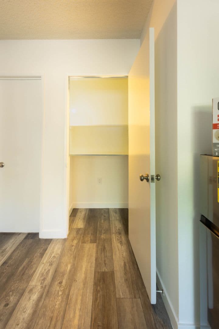 Los Angeles Apartment: 6820 Laurel Canyon Blvd