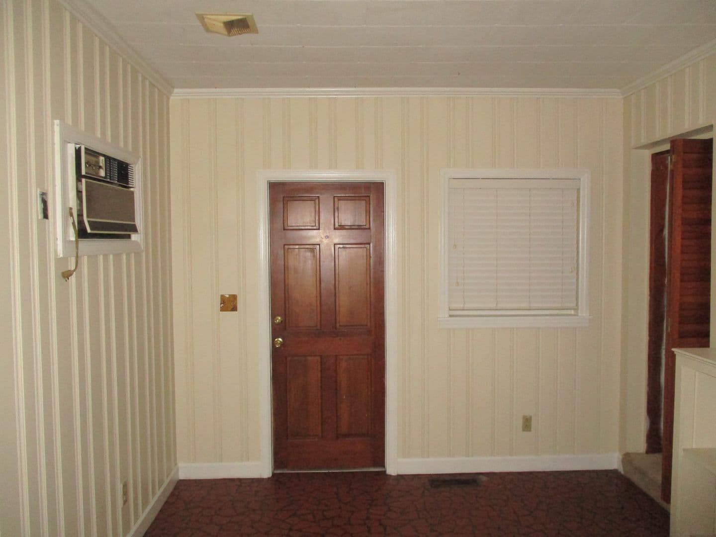 Albany House: 1020 Edgewater Dr.