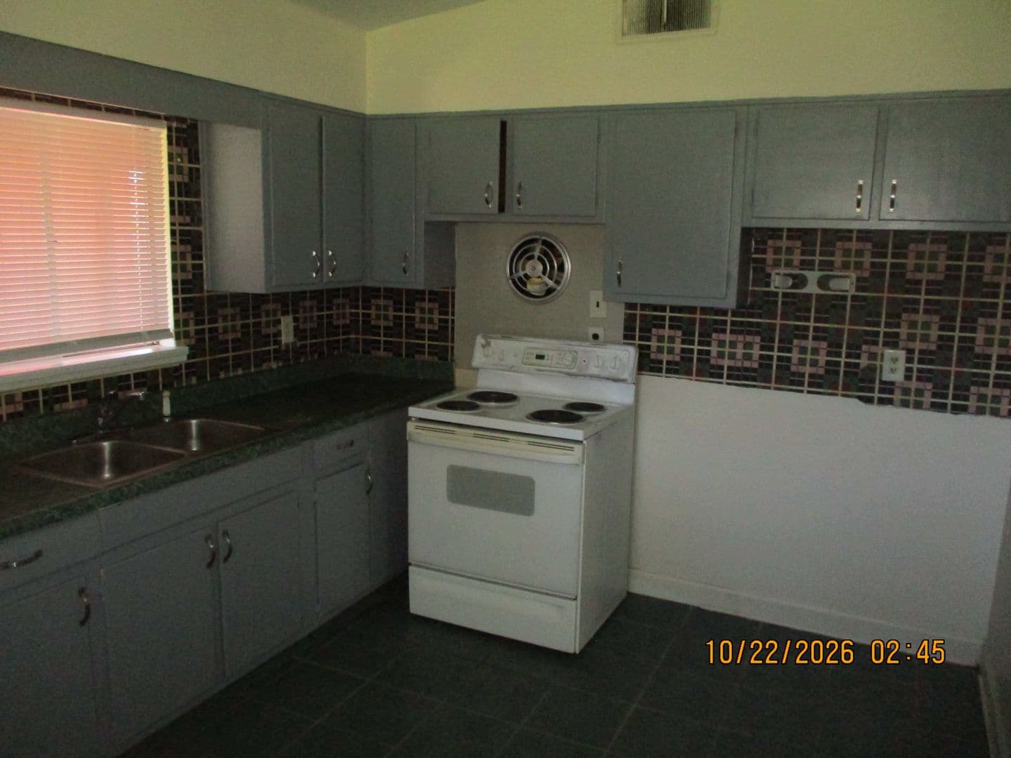 Albany House: 1904 S. Riverview Circle