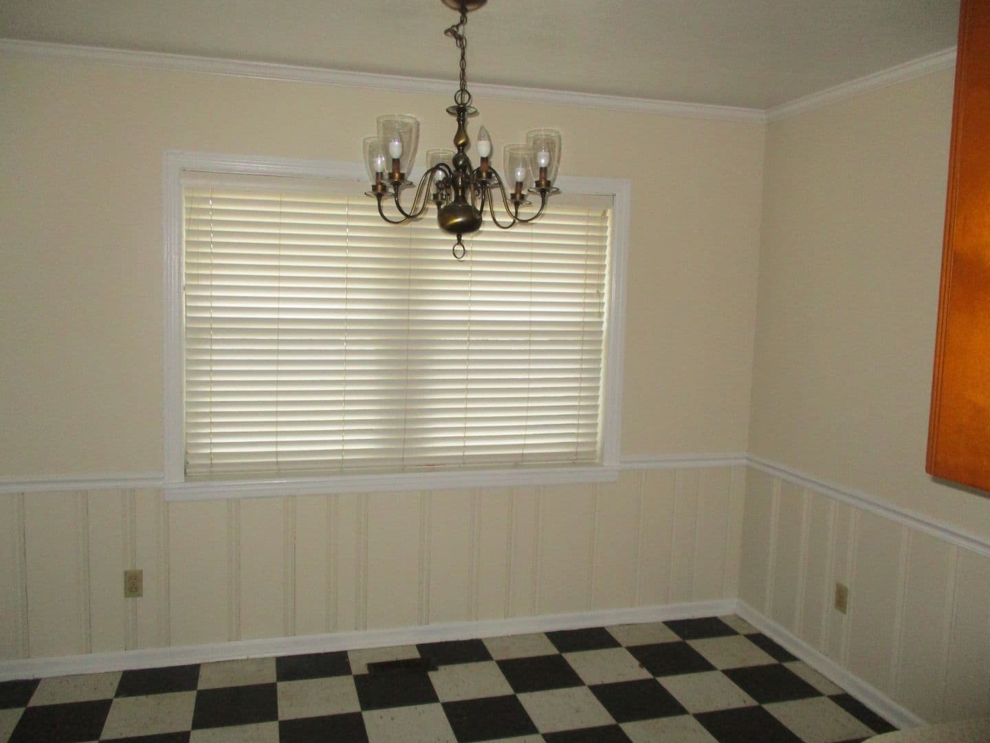Albany House: 1020 Edgewater Dr.
