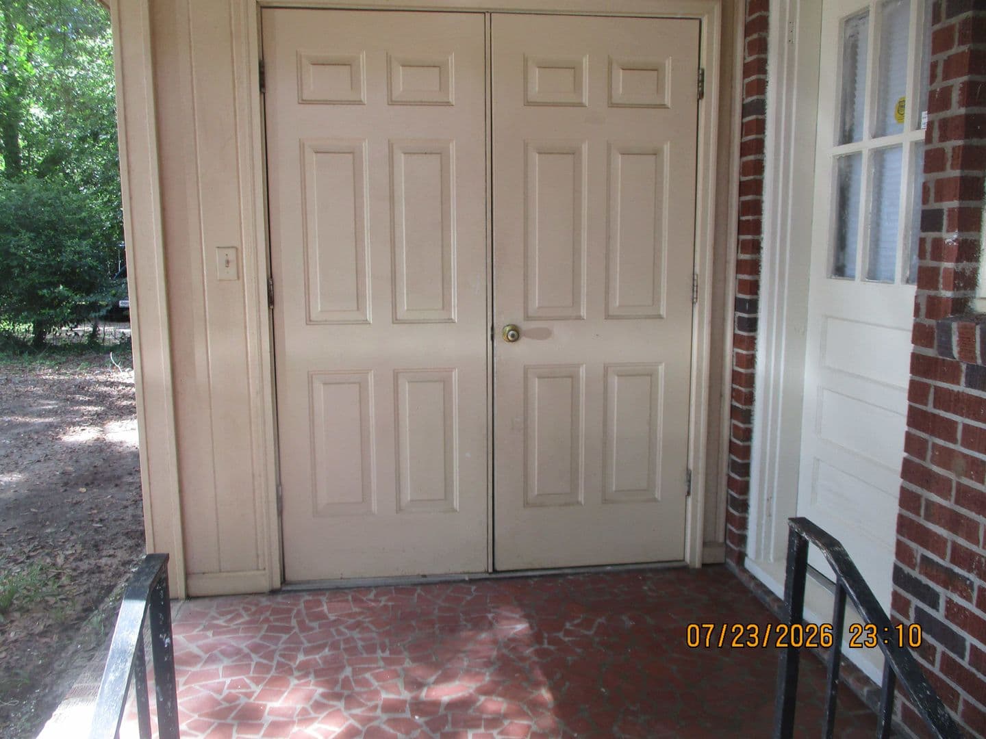 Albany House: 614-B N. Haley St.