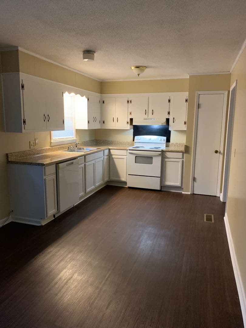 Albany House: 2426 Whispering Pines Cr